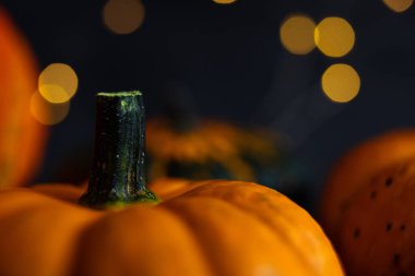 Yaratıcı sonbahar kompozisyonu. Fotokopi alanı olan karanlık bir arka planda balkabakları. Hasat konsepti, Şükran Günü, Cadılar Bayramı, davetiye kartları.