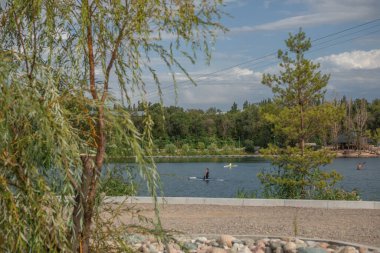 Almaty / Kazakistan, Eylül 2020: Wake Park manzarası. Eğlence ve sağlıklı yaşam tarzı kavramı..