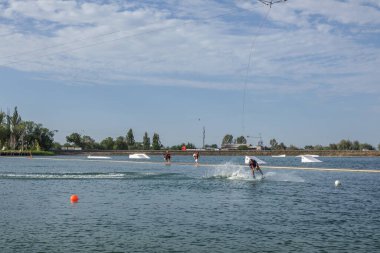 Almaty / Kazakistan, Eylül 2020: Wake Park manzarası. Eğlence ve sağlıklı yaşam tarzı kavramı..