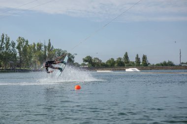 Almaty / Kazakistan, Eylül 2020: Wake Park manzarası. Eğlence ve sağlıklı yaşam tarzı kavramı..