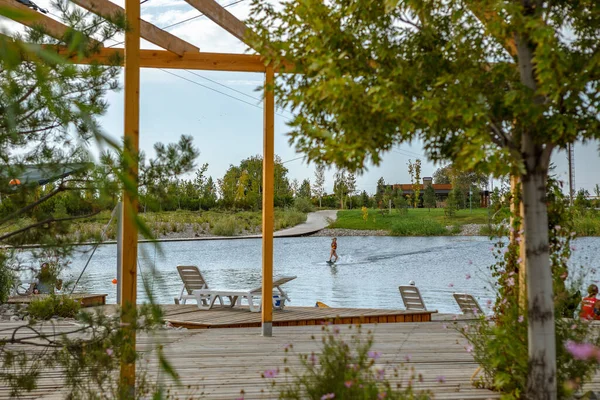 Almaty / Kazakistan, Eylül 2020: Wake Park manzarası. Eğlence ve sağlıklı yaşam tarzı kavramı..