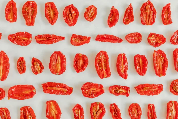 Açık arkaplanda ev yapımı güneşte kurutulmuş domatesler. Üst Manzara 'daki desen. Mutfak için yazdır