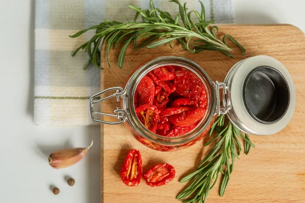 Pomodori Fatti Casa Essiccati Sole Barattolo Vetro Rosmarino Fresco Fondo — Foto Stock