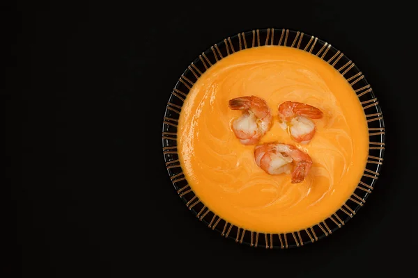 Una Ciotola Zuppa Zucca Crema Carote Decorata Con Gamberetti Panna — Foto Stock