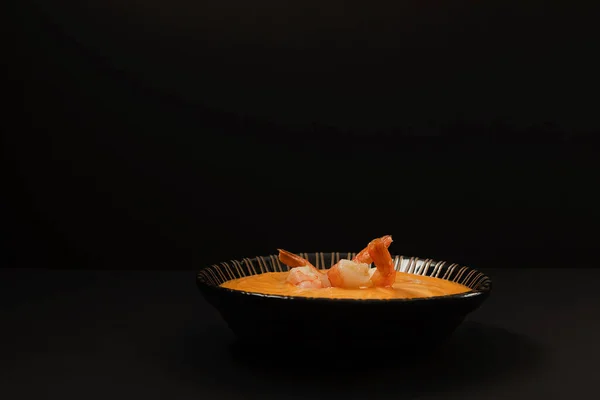 Чаша Гарбузового Або Морквяного Вершкового Супу Прикрашена Креветками Вершками Чорному — стокове фото