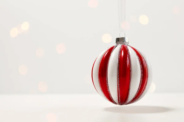 Criativa Natal Ano Novo Composição Festiva Balão Vidro Vermelho Branco — Fotografia de Stock