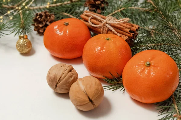 Weihnachts Und Neujahrsfeiertagskomposition Tannenzweige Zapfen Mandarinen Nüsse Auf Weißem Hintergrund — Stockfoto
