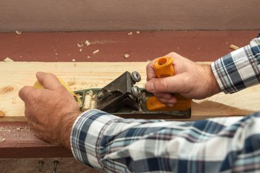 Ahşap işleme aletleri, retro el planörü, mini atölyedeki tezgahta tahta ve talaş. Boşluğu kopyala.