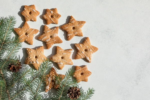 Bolinhos Biscoito Caseiros Natal Forma Estrela Diferentes Tamanhos Fundo Branco — Fotografia de Stock