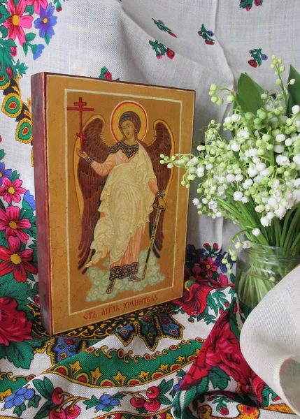 Icono ortodoxo tradicional del Santo Ángel de la Guarda. Trabajo manuscrito fondo de rushnyks ucranianos y lirios del valle. Fe ortodoxa y cristiana . — Foto de Stock