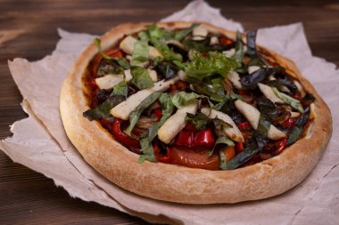 Tahta masada vejetaryen pizzası.