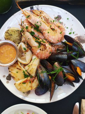 Deniz ürünleri: karides, ahtapot ve midye.