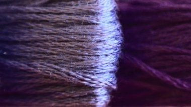 Beyaz destede mor iplik parçaları.