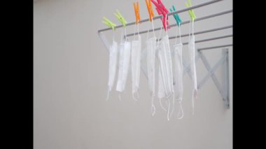 Yeniden kullanılabilir yüz maskeleri asılı.