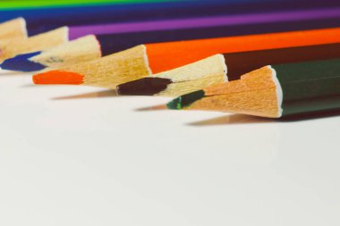 Evdeki masada renkli kalemler var..