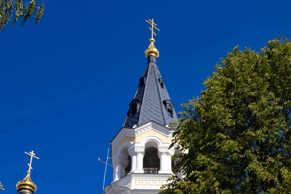 Cielo Azul Sobre Iglesia —  Fotos de Stock