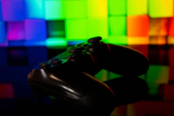 Renkli bir arkaplanda joystick.
