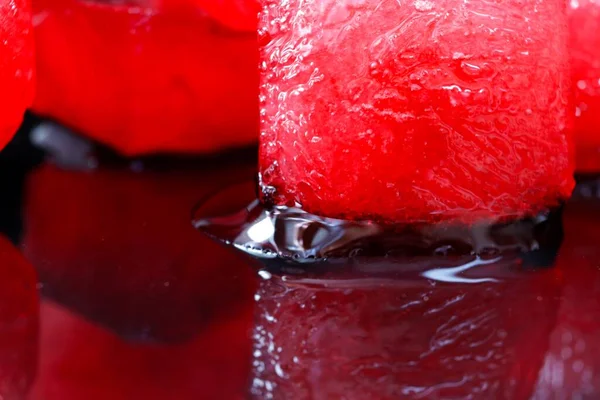 Pedaço Gelo Vermelho Derrete Fundo Escuro Verão — Fotografia de Stock