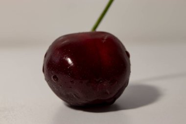 Beyaz arka planda kırmızı kirazlar