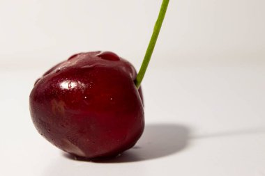 Hafif bir arka planda yaz kirazı.