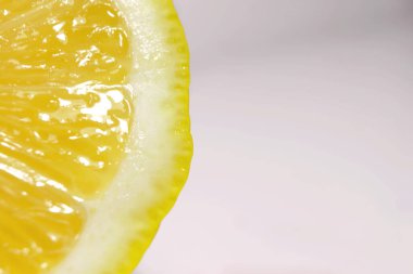 Yazın beyaz bir arka planda limon dilimi bir masada