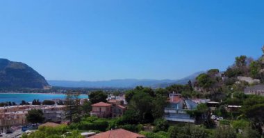 Uçurumlar ve bereketli yeşilliklerle çevrili bir Akdeniz şehrinin çarpıcı kıyı manzaralarını keşfedin