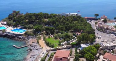 Okyanusa yakın havuzları ve bahçeleri olan sakin bir tatil köyü manzarası