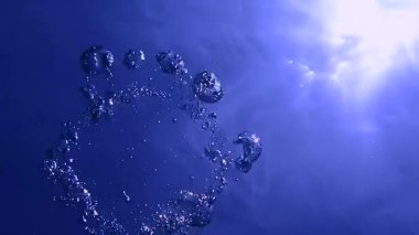 Su Hareketi Parlak Öğleden Sonra Güneşi Altında Açık Mavi Havuzda Büyüleyici Örnekler Oluşturur