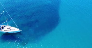 Serene Blue Waters 'a yelken açmak Huzur Koyu' nun altındaki gölgelerin görüntüsüyle
