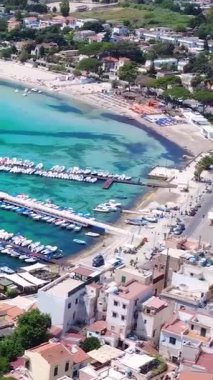 Fevkalade bir sahil manzarası ve Picturesque bir yerde liman.