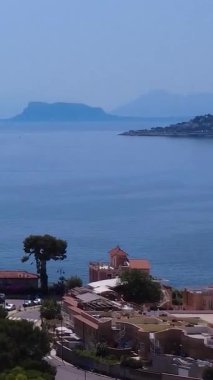 Uzak Dağlar ve Sahil boyunca uzanan Büyüleyici Hillside Köyü 'nün bulunduğu Sakin Sahil Manzarası