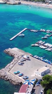 Fevkalade bir sahil manzarası ve Picturesque bir yerde liman.