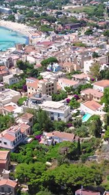 Yeşillik ve dingin plajlı Kıyı Köyü 'nün çarpıcı hava manzarası öğleden sonra erken saatlerde