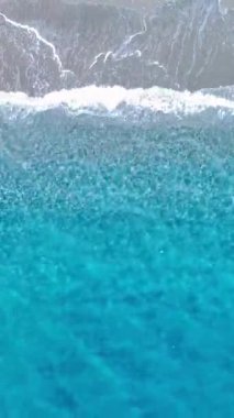 Berrak Turkuaz Dalgaları Parlak Güneşli Bir Gün Sahil Sahilinde Kum Kıyı Kucağına Nazikçe Kucaklıyor