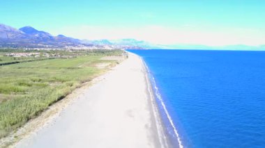 Sandy Beach ve Clear Blue Waters in Southern 'in nefes kesici sahil manzarası. İtalya, Santa Maria del Cedro.