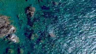 Uzak Kıyı Bölgesi 'nde Günbatımında Kristal berrak suları ve Rocky Sahili' ni keşfediyorum.