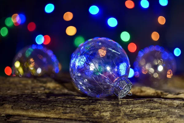 Різдвяний Іграшковий Крупним Планом Дві Кульки Розмиті Нечіткі Вінтажні Дерев — стокове фото