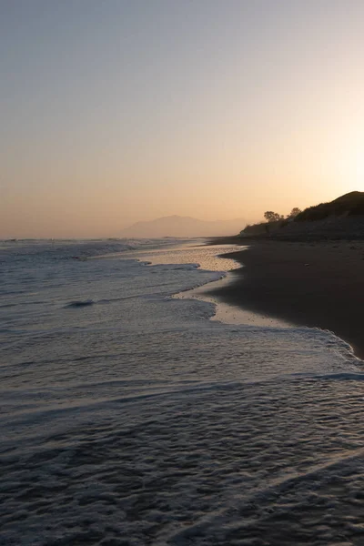 Puesta Sol Playa Arena Amarilla Orilla Del Mar — Foto de Stock