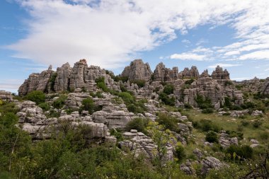 gri kayalık dağ bulutlu bir gün