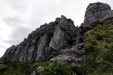 gri kayalık dağ bulutlu bir gün