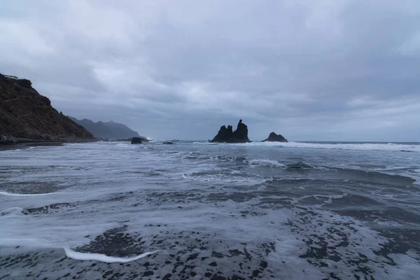 Roca Aterradora Playa Día Nublado —  Fotos de Stock