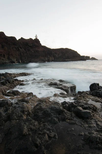 Fyr Stranden Solig Dag Bryta Vågor — Stockfoto