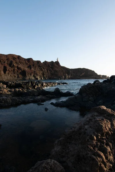 Fyr Stranden Solig Dag Bryta Vågor — Stockfoto