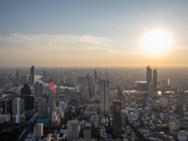 Gün batımında Chao Phraya nehrinin kentsel manzarası, yüksek binaların tepesinden Bangkok motropolitan manzarası.