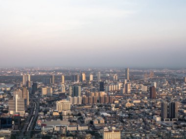 Bangkok Metropolitan 'ın şehir manzarası akşamleyin yüksek binaların tepesinden çekildi