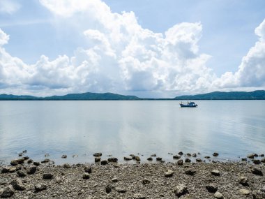 Rocky Plajı ve Yazın Parlak Gökyüzü