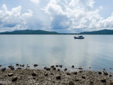 Rocky Plajı ve Yazın Parlak Gökyüzü