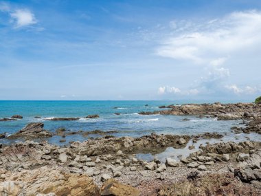Rocky Plajı ve Yazın Parlak Gökyüzü