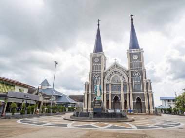 Chantaburi bölgesindeki ünlü Katolik Kilisesi 'nin avlusunda 