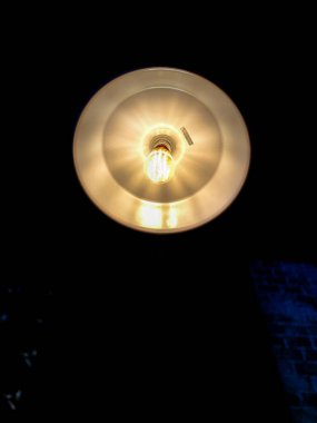 Modern tarz süspansiyon lambası.